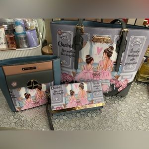 LIKE NEW‼️- NICOLE LEE
DOUBLE QUEENS 3 PIECE SET (Shopper, Crossbody, Clutch)